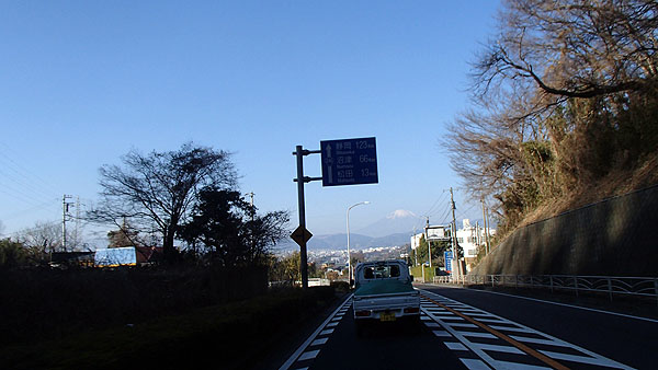 新善波トンネルを抜けると目の前に富士山